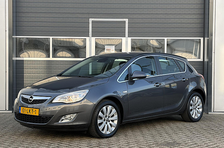 Opel Astra 1.6 Turbo Cosmo | Lichtmetaal | Climate | Navi | Parkeer sensoren |