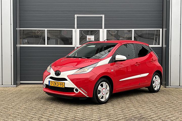 Toyota Aygo 1.0 VVT-i x-play | Airco | Elektrische ramen | Camera | Sport |