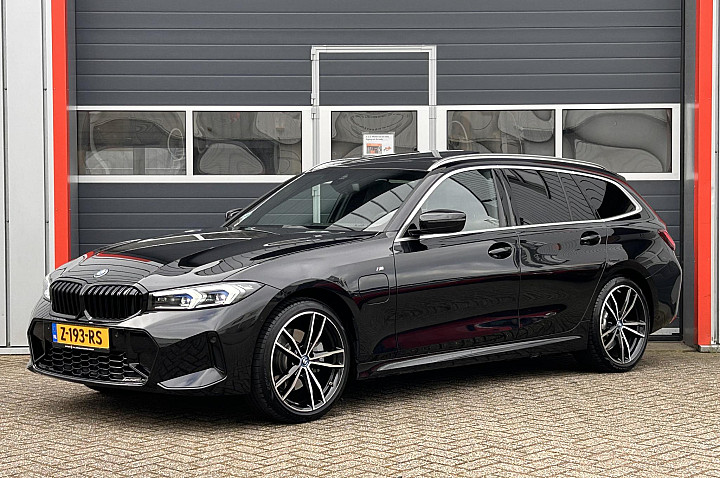 BMW 3 Serie Touring 320e | M pakket | Pano | H&K | Head Up | LED |